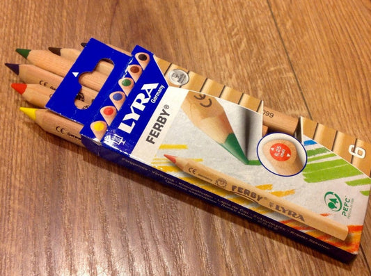 6 Lyra Ferby-Buntstifte, dreikant, unlackiert. Erhältlich bei Polly Paper in Berlin-Mitte