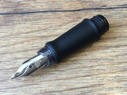 schwarzes Vorderteil eines Brunnen-Füllhalters mit M-Feder (mittlere Breite). Auch Mundstück oder Federaggregat genannt. 
Erhältlich bei Polly Paper - Schulbedarf in Berlin-Mitte.