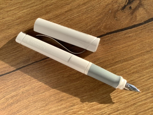 Füllhalter von Schneider in weiß.
Schulbedarf bei Polly Paper in Berlin-Mitte