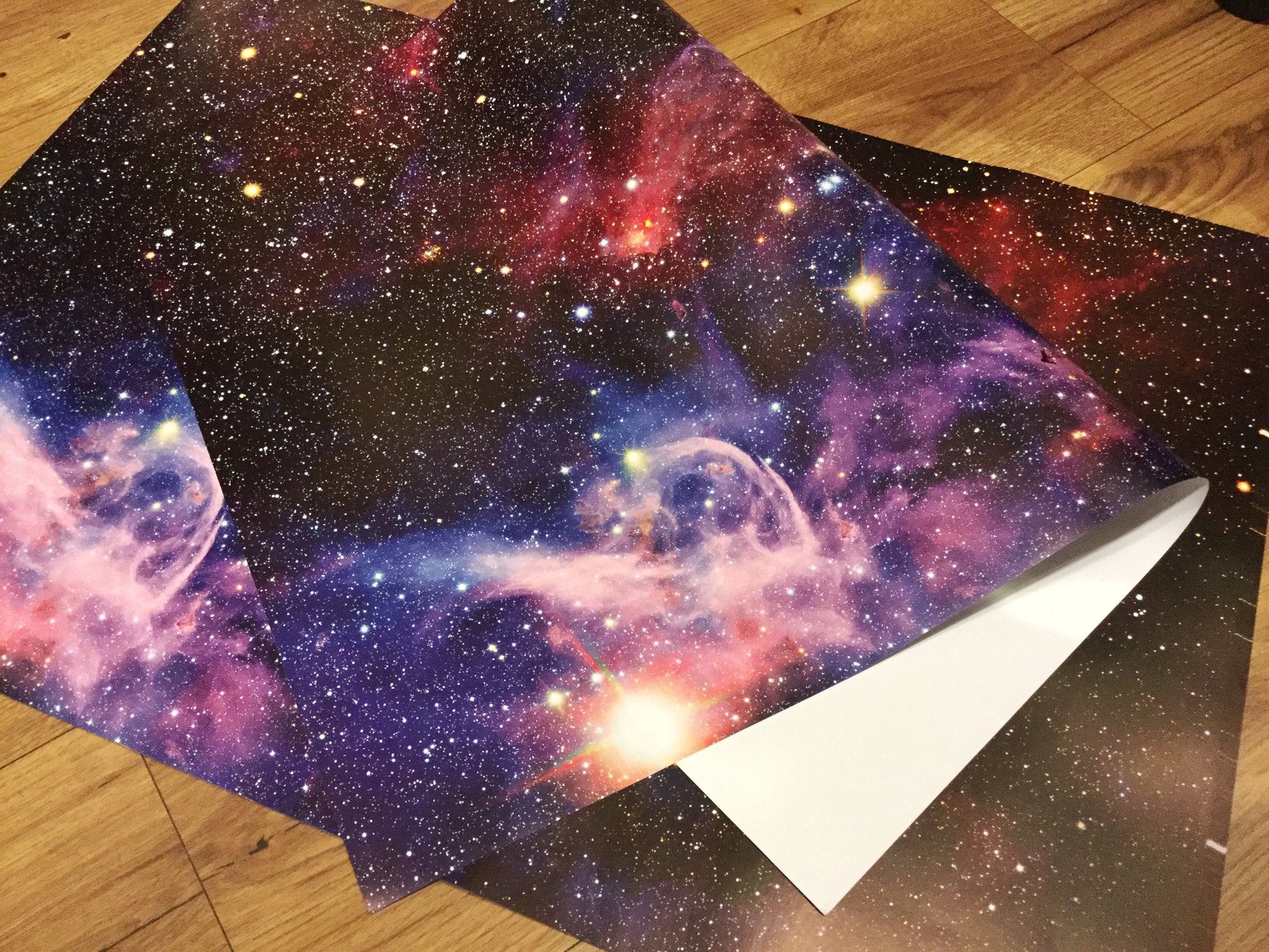 1 Bogen Geschenkpapier, Motiv: Universum / Sternenhimmel von Bow & Hummingbird aus Hamburg; bei Polly Paper in Berlin-Mitte