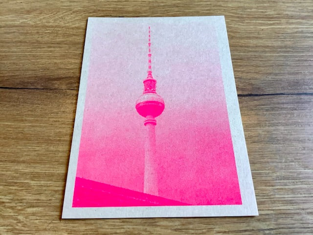 Die neonpinkfarbene Postkarte zeigt den Berliner Fernsehturm - erfhältlich bei Polly Paper - Umweltfreundliche Schreibwaren