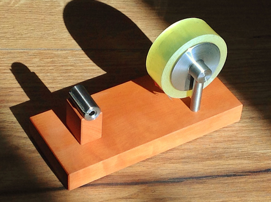 Schwerer Klebefilmabroller aus Birnenholz aus den Steinhöringer Werkstätten - bei Polly Paper Schreibwaren in Berlin-Mitte