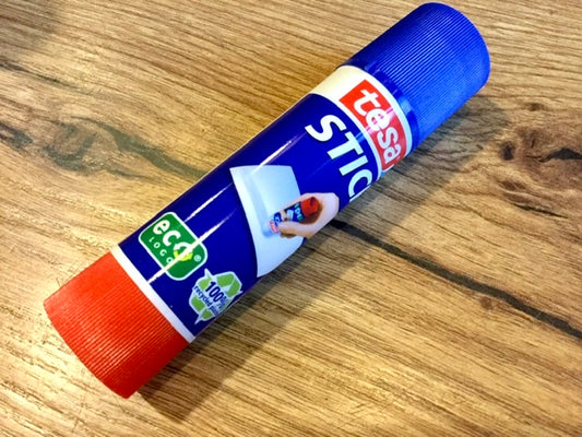 Kleiner Klebestift von tesa mit blauer Kappe, 10 Gramm