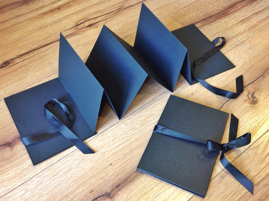 Schwarzes elegantes Fotoleporello aus Recyclingkarton mit Satin-Schleifenband verschließbar. Auch weitere Fotoalben bei Polly Paper in Berliln-Mitte
