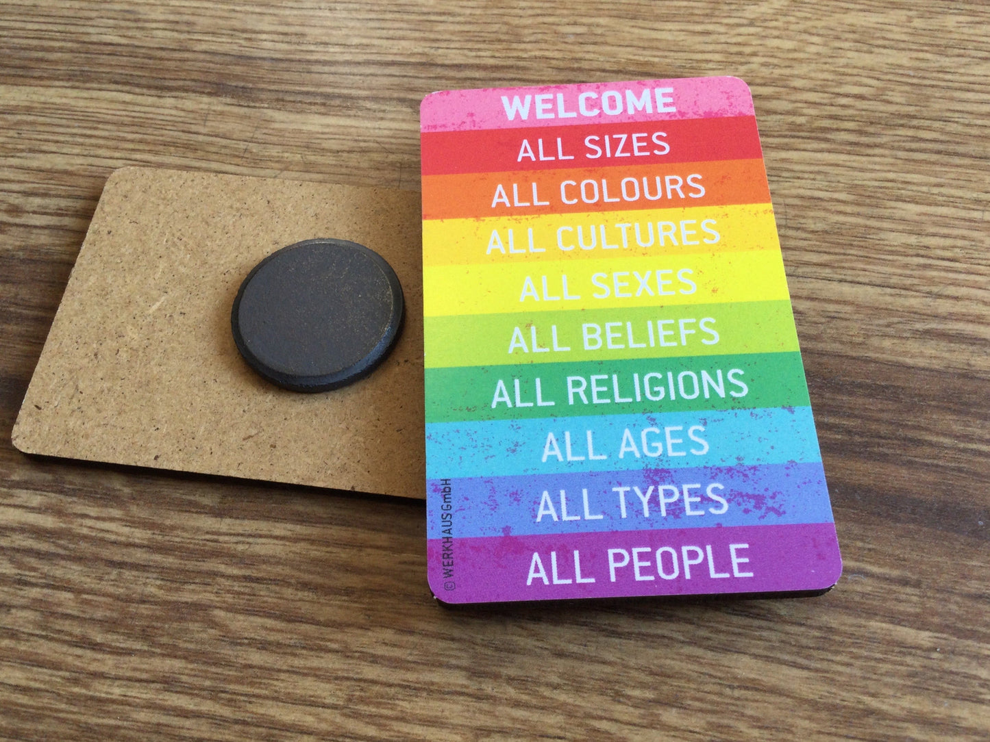 eisenmagnet mit regenbogenfarben, text: welcome all colours