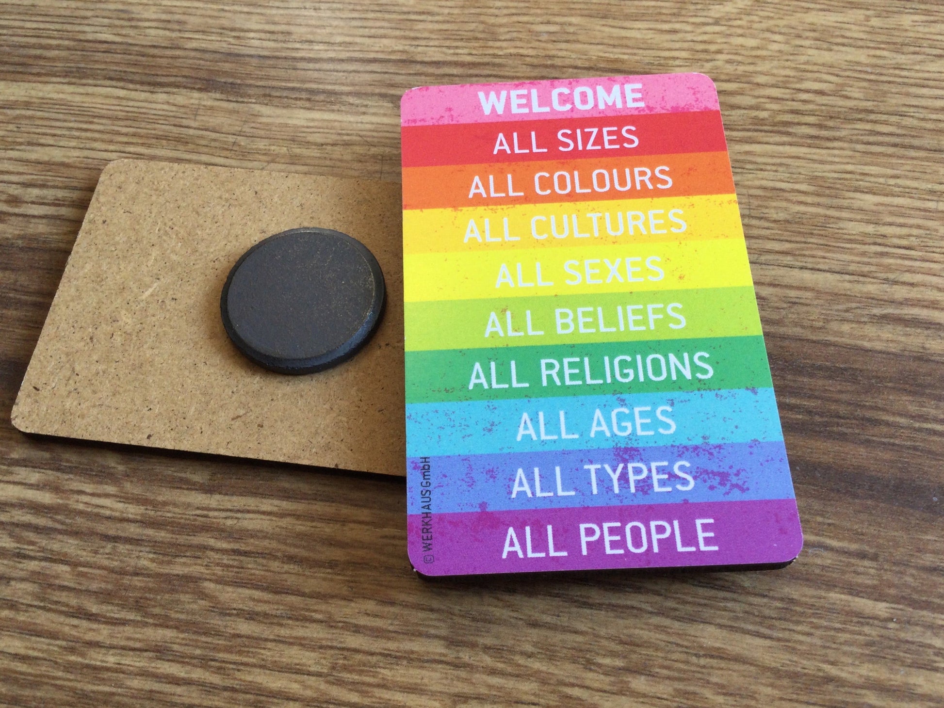 eisenmagnet mit regenbogenfarben, text: welcome all colours