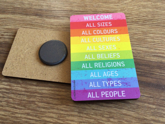 eisenmagnet mit regenbogenfarben, text: welcome all colours