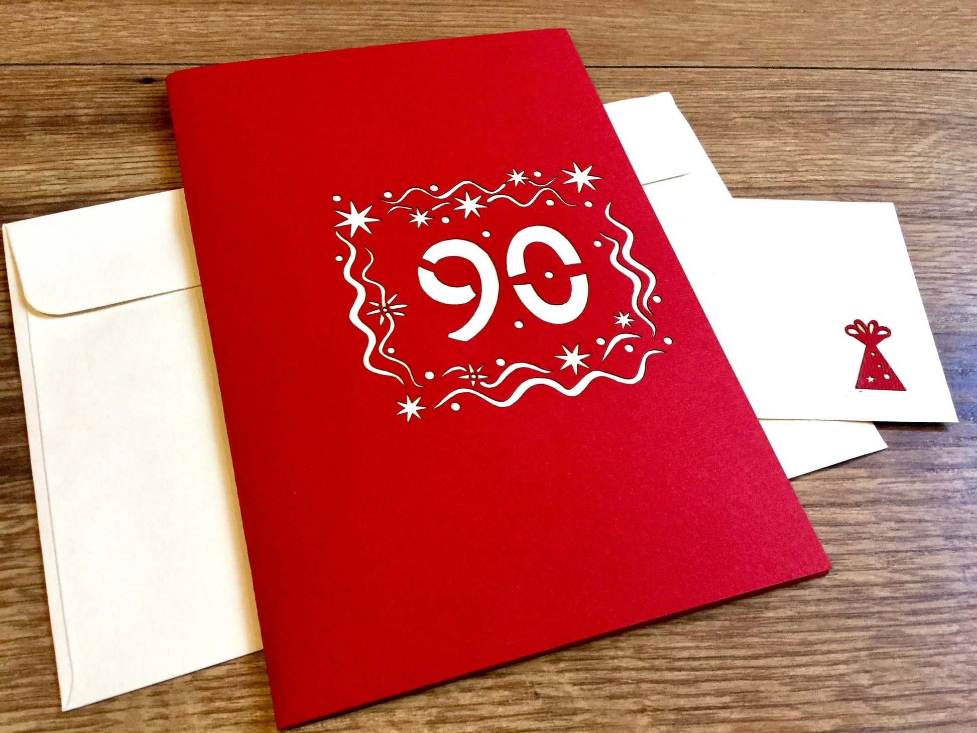  dreidimensionale Pop-up-Karte zum 90. Geburtstag - eine 90 klappt sich beim Öffnen auf. Erhältlich bei Polly Paper in Berlin-Mitte