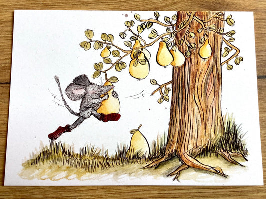 Eine Maus springt hoch zu einer Birne am Birnbaumast und umarmt sie lächelnd 