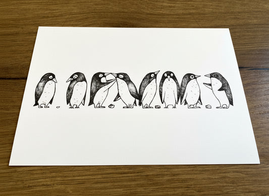 Polly Paper - Postkarte mit einer schwarzweiß-Zeichnung von 8 süßen Pinguinen, die sich als Paare Kieselsteine schenken als Zeichen ihrer Zuneigung,