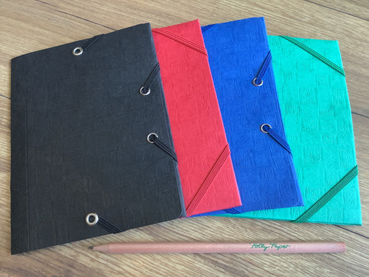 Mini-Sammelmappe aus festem Karton mit Eckspann-Gummizug. 5 Farben:  grün, blau, rot und schwarz.  Bürobedarf bei Polly Paper in Berlin-Mitte