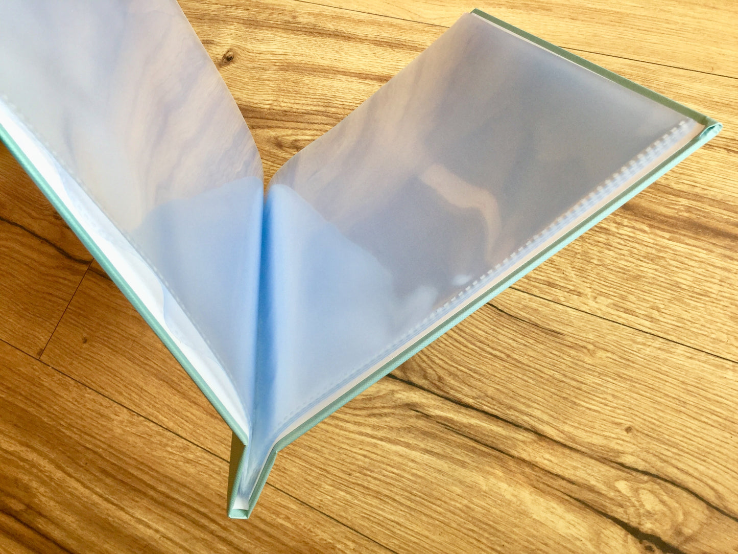 Zeugnismappe von Goldbuch mit Buchschrauben, mit deren Hilfe sich die Mappe erweitern lässt.