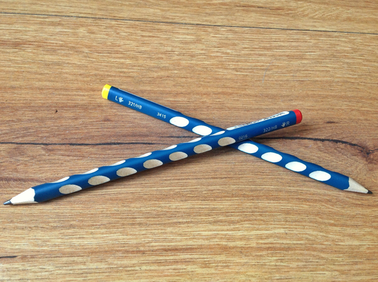 Bleistift EasyGraph Stabilo mit petrolblauem Schaft und griffigen Kerben zum Schreibenlernen, dreiflächig - unterstützt den Dreipunktgriff