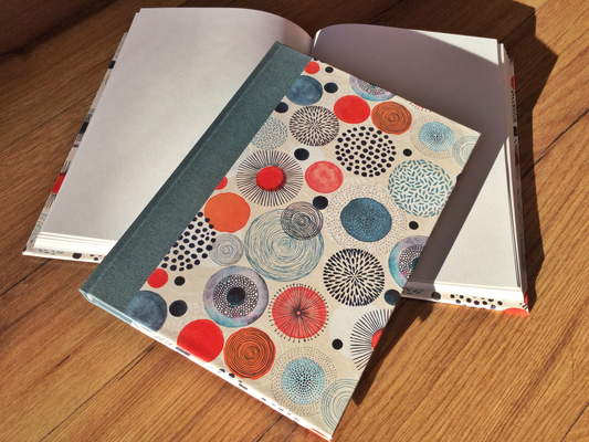 Skizzenbuch mit Leinenrücken, innen blanko / weiß, außen bunte Kreise und Kugeln und rot, blaugrau und schwarz - erhältlich bei Polly Paper - umweltfreundliche Schreibwaren in Berlin-Mitte