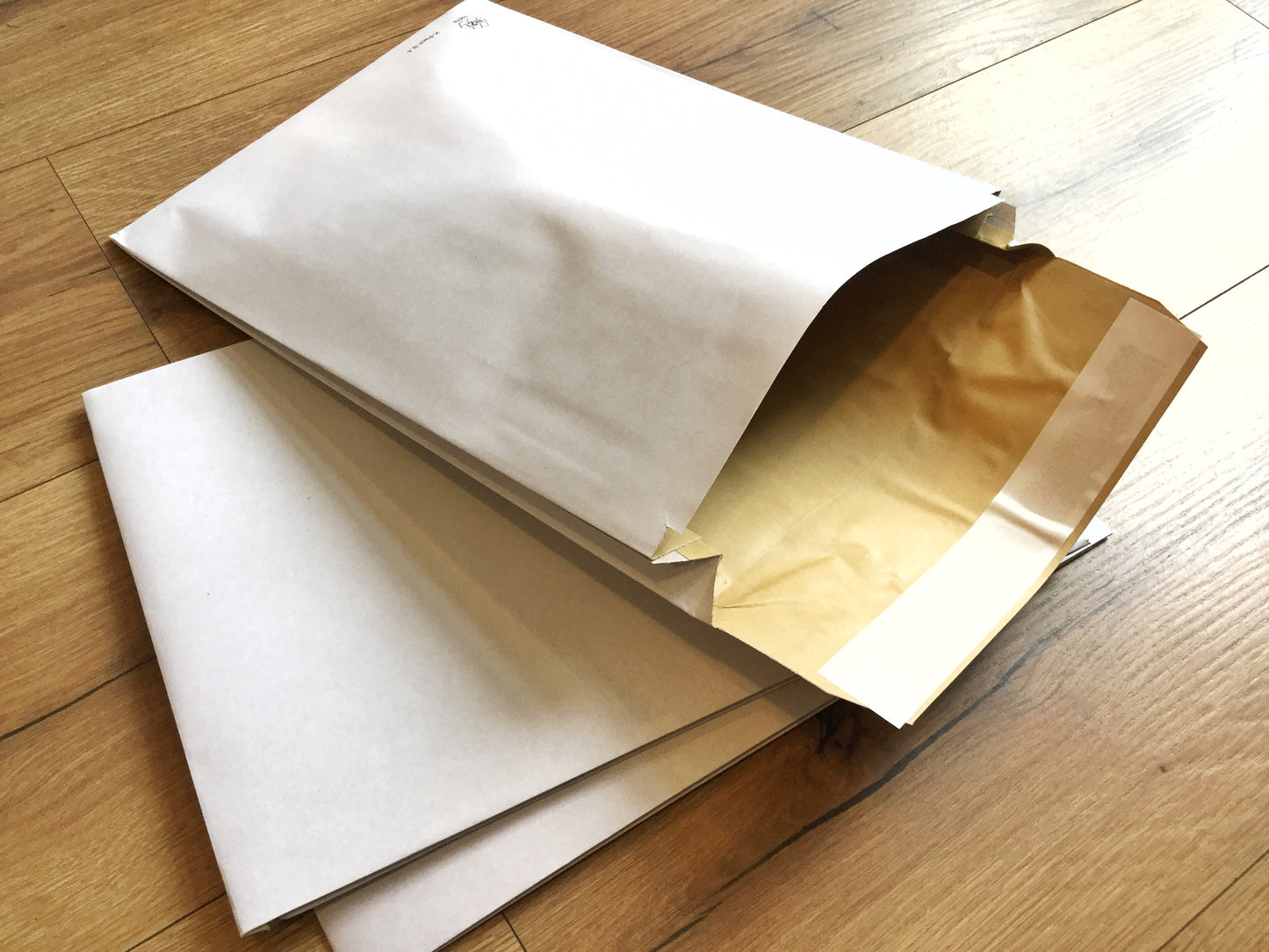 Versandtasche B4 weiß wattiert 24,5x34,9cm K-Pack mit Seitenfalten - bei Polly Paper - Umweltfreundliche Schreibwaren in Berlin-Mitte