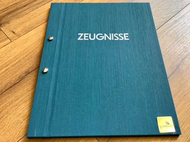 Blaue Zeugnismappe von Goldbuch mit Buchschrauben, mit deren Hilfe sich die Mappe erweitern lässt.